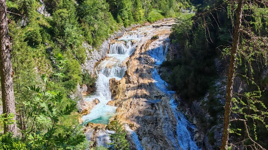 Tosender Fluss in einer bergigen Schlucht 