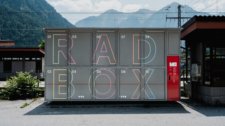 Radbox auf einem Parkplatz